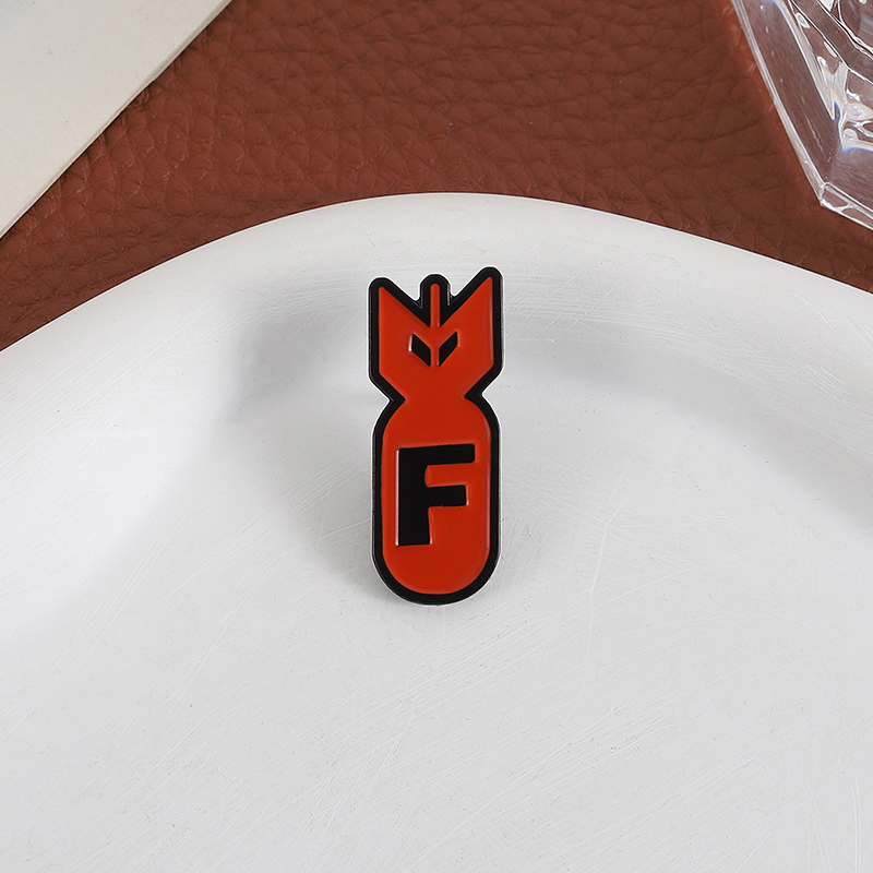 Cartoon Red Bomb F Logo Enamel - Party Games Bomb recension och pris